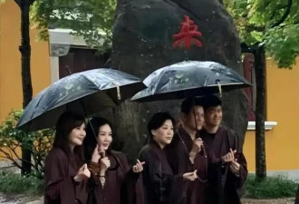 吕良伟和妻子在普陀山祈福！妻子岁月感很强