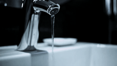 加拿大卫生部紧急新规！铅含量砍半：学校的水=毒水…