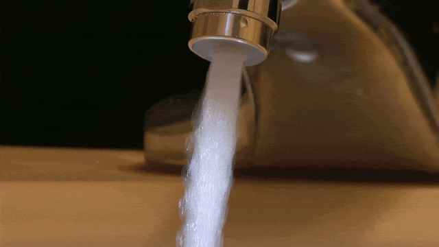 加拿大卫生部紧急新规！铅含量砍半：学校的水=毒水…