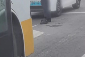 老人遗体被殡改队拉上山，放坑中伪造“起棺”现场？