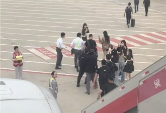 知名男团粉丝为追星堵住机舱通道，乘客：她们不听劝阻