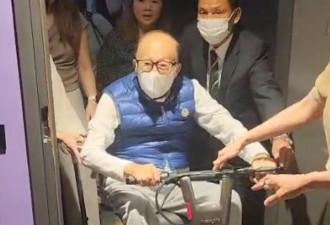 李嘉诚现身五月天演唱会 自驾电动代步车离开