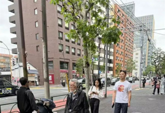 网友日本偶遇刘强东,穿猪猪侠与京东外卖联名T恤
