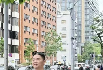 网友日本偶遇刘强东,穿猪猪侠与京东外卖联名T恤