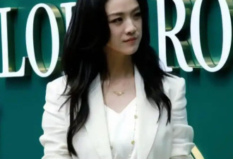 45岁汤唯出席活动萌翻众人，帮粉丝摘头发上柳絮超宠，女神接地气也很优雅