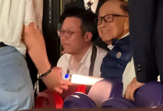 96岁李嘉诚牵手周凯旋看演唱会，相爱33年不婚