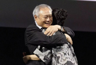 25年后久别重逢，李安送给章子怡一个久违的拥抱