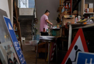 他在香港到处书写“自由”