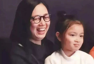 刘德华陪朱丽倩回娘家，和表妹吃西餐