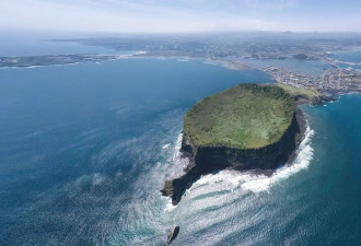 韩国济州岛迎来五一假期 自然美景吸引民众目光