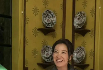 43岁贾玲爆瘦后大变样，穿灰色风衣低调庆生，真人脸小一圈美到认不出!