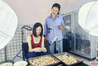 90后女店主直播给鸡屁股拔毛万人观看!每天拔30斤