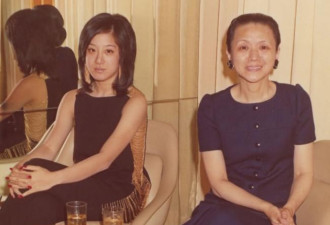 75岁王薇薇晒母亲照片 女翻译身着旗袍很优雅