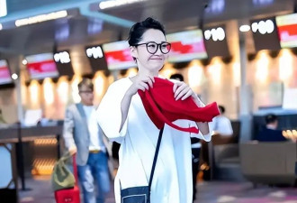许晴再老都要装少女，穿t恤连衣裙走机场，哪里像56岁的女人？