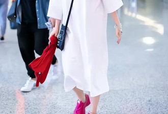 许晴再老都要装少女，穿t恤连衣裙走机场，哪里像56岁的女人？