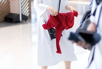 许晴再老都要装少女，穿t恤连衣裙走机场，哪里像56岁的女人？