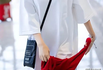 许晴再老都要装少女，穿t恤连衣裙走机场，哪里像56岁的女人？