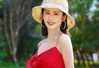 颖儿终于换风格！穿红色裙嫩得像个“水蜜桃”，状态好得不像36岁
