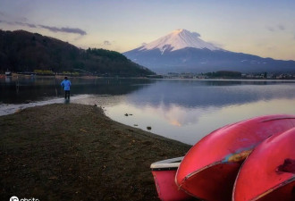 日本山梨县山中湖自然风光无限 吸引民众目光