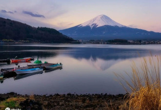 日本山梨县山中湖自然风光无限 吸引民众目光