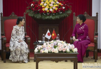 首相夫人外交场合穿“干爹最爱”品牌 亲民之举还是时尚灾难？