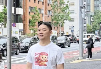 刘强东穿39元T恤逛街，章泽天穿200块防晒衫，新贵们可没那么“老钱”！