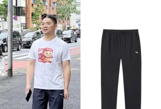 刘强东穿39元T恤逛街，章泽天穿200块防晒衫，新贵们可没那么“老钱”！