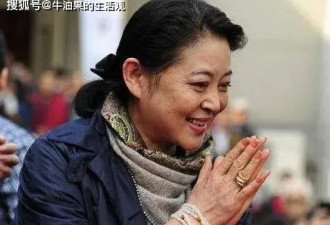 66岁倪萍近照曝光，大红唇尖下巴整容失败，被...