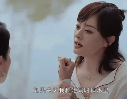 卖空一柜子大牌包却死守Valentino，不愧是胡曼黎！