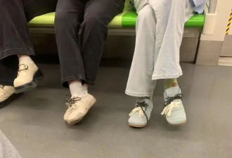 时髦年轻人怎么都爱一只脚系两副鞋带？