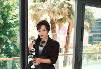 刘晓庆戛纳秀细腰，胸前戴巨型翡翠，74岁梳麻花辫气血好足