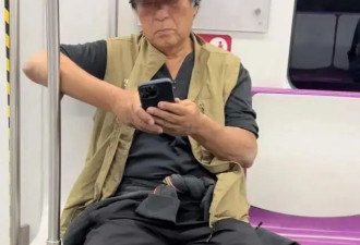 76岁牛群坐地铁被偶遇！满头白发完全认不出，离婚18年后至今单身