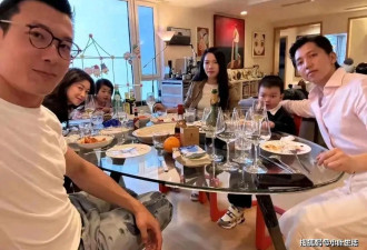 41岁朱珠五一家里请客！吃生牛肉鱼子酱，厨房接地气又小又乱