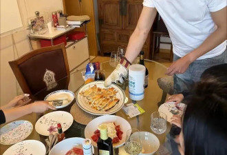 41岁朱珠五一家里请客！吃生牛肉鱼子酱，厨房接地气又小又乱