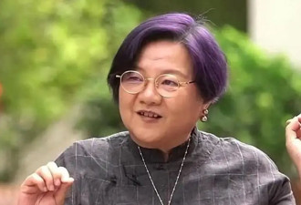 64岁洪晃在巴黎买菜，长老年斑头发花白