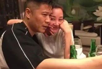 许晴和同学聚会照曝光！其他同学都已成中年人 55岁她仍嫩似少女