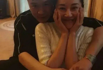 许晴和同学聚会照曝光！其他同学都已成中年人 55岁她仍嫩似少女