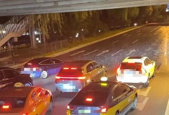 车辆为躲冰雹停在天桥下致拥堵 交警：可举报