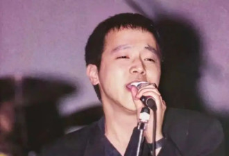 54岁窦唯被偶遇，虽秃顶发福，但“偶像包袱”满满：把我腿拍得长一点！