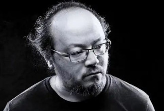 54岁窦唯被偶遇，虽秃顶发福，但“偶像包袱”满满：把我腿拍得长一点！