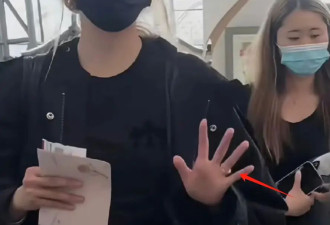 鹿晗关晓彤恋情迎来转机，女方无名指戴钻戒被拍，分手博意外停更