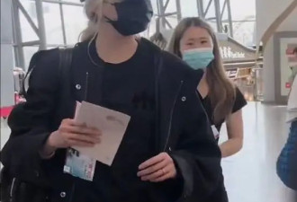 关晓彤发美照疑似回应争议 食指中指无名指都戴戒指