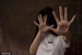 被关在狗笼中!18岁少女遭爸妈性侵虐待7年,终于逃出变态屋
