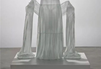  设计师太敢了点！用近500斤玻璃做出高定婚纱 