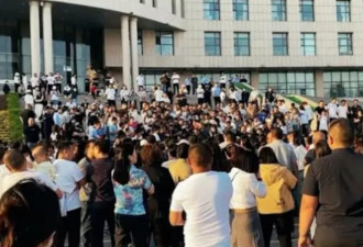 河北南宫千名家长抗议民办小学被关停