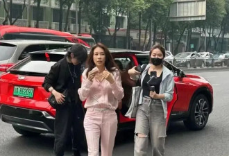 54岁莫文蔚成都街头被偶遇，穿粉色西装搭小白鞋时髦又减龄