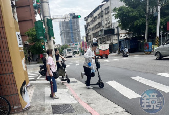 林书豪林书纬兄弟闯红灯 路人过马路吓一跳