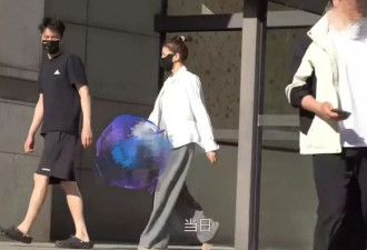 高圆圆和赵又廷逛超市：手挽手很甜蜜！