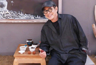 李连杰晒女儿照片：女儿给他治眼疾，他整天为...