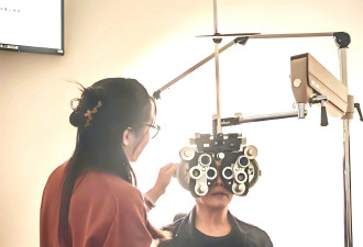 李连杰晒女儿照片：女儿给他治眼疾，他整天为...